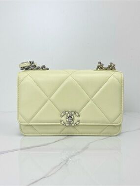 Chanel 19 Wallet on Chain